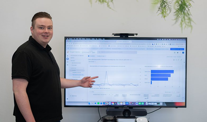 thomas wijst naar een bord om uit te leggen ovber third-party cookies en de overstap naar server side tagging
